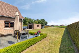 Prachtig vrijstaand wonen: ruimte, rust en een zalig uitzicht.Zoek je de perfecte match tussen ruimte, rust en een topbereikbaarheid voor jouw gezin? Deze vrijstaande woning biedt alles wat je hart begeert.De highlights van jouw nieuwe thuis:Licht &amp; Gezelligheid: Een royale, lichtrijke leefruimte met een sfeervolle open haard en direct zicht op de tuin. Ideaal voor gezellige gezinsavonden.Ruimte voor iedereen: Met een bureau/slaapkamer op het gelijkvloers en 3 comfortabele slaapkamers én een complete badkamer boven, heeft iedereen zijn eigen plek. Plus: extra opbergruimte op de handige zolders!Buitenleven pur sang: De ruime, zuidgerichte tuin biedt optimale privacy en een heerlijk, vrij uitzicht over de achterliggende velden. Extra troef voor zelfstandigen of hobbyisten: Naast de inpandige garage beschikt dit perceel over een vrijstaande garage, carport en extra tuinberging. Ideaal voor opslag, een praktijk aan huis of je favoriete hobby. Plan je afspraak in via www.dewaele.comDe algemene voorwaarden van Dewaele DIY kunt u steeds raadplegen via dewaele.com.Bestuursmaatregelen in het maatregelenregister: nee