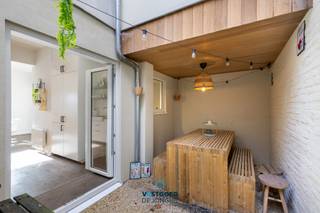 Gelegen nabij het centrum van Gent treffen we deze instapklare, volledig gerenoveerde woning aan.

De woning heeft de volgende indeling: lichtrijke leefruimte met volledig ingerichte keuken, apart gastentoilet en een wasplaats.
Op het tussenverdiep is er een badkamer met bad, lavabo en toilet en op de eerste verdieping vinden we de eerste slaapkamer en de woonkamer. Op verdieping 2 zijn er nog 2 ruime slaapkamers.
Verder is er nog een zeer ruime (droge) kelder en een deels overdekt terras.

Troeven: lichtrijk, bereikbaarheid, instapklaar (EPC B), volwaardige slaapkamers,...

Renovatieverplichting: neen.

Voor meer informatie of een bezoek kan u terecht bij Sander Dejonghe via sander@vastgoeddejonghe.be, Evy Dhondt via evy@vastgoeddejonghe.be of Inias Leten, Inias@vastgoeddejonghe.be

Alle dossierstukken kan u downloaden op onze website: www.vastgoeddejonghe.be