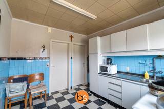 Ontdek deze ruime gezinswoning boordevol potentieel, waar ruimte, comfort en mogelijkheden centraal staan.<br /><br />Op het gelijkvloers verwelkomt de woning u met een ruime inkomhal, een leefruimte met zit- en eetgedeelte, een aparte keuken en een lichtrijke veranda met zicht op de tuin. Verder beschikt de woning over een inpandige garage/berging, die voor extra praktische ruimte zorgt.<br /><br />Op de eerste verdieping bevinden zich vier slaapkamers en de badkamer. Een absolute meerwaarde is de ruime zolderverdieping, bereikbaar via een vaste trap. Deze is momenteel nog niet ingericht en biedt tal van mogelijkheden als extra slaapkamer(s), bureau, hobby- of ontspanningsruimte.<br /><br />De mooie volumes en beschikbare ruimtes vormen een uitstekende basis om de woning verder te moderniseren en helemaal naar eigen smaak en wensen in te richten.<br /><br />Ook buiten is ruimte één van de grote troeven. De uitgestrekte, diepe tuin biedt volop mogelijkheden om in alle rust van het buitenleven te genieten. Achteraan bevindt zich bovendien een ruim vrijstaand bijgebouw, ideaal als berging, atelier of hobbyruimte.<br /><br />Kortom: een verrassend ruime gezinswoning met 4 slaapkamers, uitbreidingsmogelijkheden en een prachtige tuin – ideaal voor wie op zoek is naar ruimte én de vrijheid om van deze woning een echte thuis te maken.<br /><br />Contacteer ons vandaag nog via:<br />hello@belistate.be<br />056 89 25 80