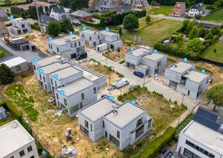 Wordt dit uw toekomstige thuis in een volledig nieuw aangelegde, autoluwe en groene verkaveling?<br /><br /><strong>Woongeheel ‘Danhieux’</strong> bestaat uit verschillende, unieke types van woningen, die samen een harmonieus geheel vormen. <br />Lot 7 is een ruime halfopen bebouwing met 3 slaapkamers, een aangename tuin en een autostandplaats langs de woning. <br /><br />Elke woning wordt voorzien van <strong>duurzame installaties</strong> om de energiekosten te drukken en de impact op het klimaat te verkleinen. Door het gebruik van deze hedendaagse technieken zijn de woningen niet enkel heel energiezuinig maar ook volledig FUTURE PROOF (E-peil <20): een duurzame en kwalitatieve investering voor de toekomst.<br /><br />De ruwbouwwerken zijn inmiddels afgerond, dus <strong>verhuizen is reeds mogelijk binnen 4 maanden</strong>!<br /><br />Voor meer informatie ontvangen we u graag ter plaatse of op ons kantoor om uw nieuwe thuis tot in de puntjes toe te lichten. Bel nu Elien Mombaerts op het nummer 0470/38.21.30.
