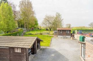 

Bent u op zoek naar een ruim perceel met ontwikkelingspotentieel in Oetingen? Dan biedt deze eigendom een uitzonderlijke opportuniteit voor investeerders, projectontwikkelaars en kandidaat-bouwers.

Dit perceel van circa 21 are bevindt zich in het centrum van Oetingen (Pajottegem) en beschikt over een straatbreedte van ongeveer 20 meter. De combinatie van de perceeloppervlakte, de straatbreedte, de centrale ligging en de open zichten op de achterliggende weide maken dit een bijzonder interessante eigendom voor toekomstige ontwikkeling.

Een belangrijke troef van deze projectgrond is het potentieel voor appartementen, halfopen bebouwingen of een ruime villa. Tijdens een eerste overleg met de gemeente werd aangegeven dat de realisatie van vier appartementen tot de mogelijkheden behoort. Daarnaast biedt het perceel potentieel voor de realisatie van twee halfopen bebouwingen of een ruime vrijstaande villa. Verdere uitwerking blijft afhankelijk van een stedenbouwkundige aanvraag, de beoordeling door de bevoegde overheid en het verkrijgen van de nodige vergunningen. Verkoper en makelaar verstrekken hieromtrent geen enkele garantie.

De centrale ligging zorgt voor een vlotte verbinding met Gooik, Ninove, Halle en Brussel. Bovendien bevindt het perceel zich op korte afstand van de VUB-campus, scholen, winkels, openbaar vervoer en andere dagelijkse voorzieningen.

Dankzij de uitstekende bereikbaarheid en zichtbaarheid is dit perceel niet alleen interessant voor residentiële ontwikkeling, maar mogelijk ook voor een praktijk of kantoor voor een vrij beroep, zoals een huisarts, kinesist, tandarts, architect, accountant, advocaat of verzekeringsmakelaar, steeds onder voorbehoud van de geldende stedenbouwkundige voorschriften en vergunningen.

Een afbraak en heropbouw kan onder bepaalde wettelijke voorwaarden mogelijk in aanmerking komen voor het verlaagde btw-tarief van 6%.

Een zeldzame opportuniteit voor particulieren, vastgoedinvesteerders, vrije beroepen en projectontwikkelaars die op zoek zijn naar een ruim perceel met ontwikkelingspotentieel en open zichten in het centrum van Oetingen.