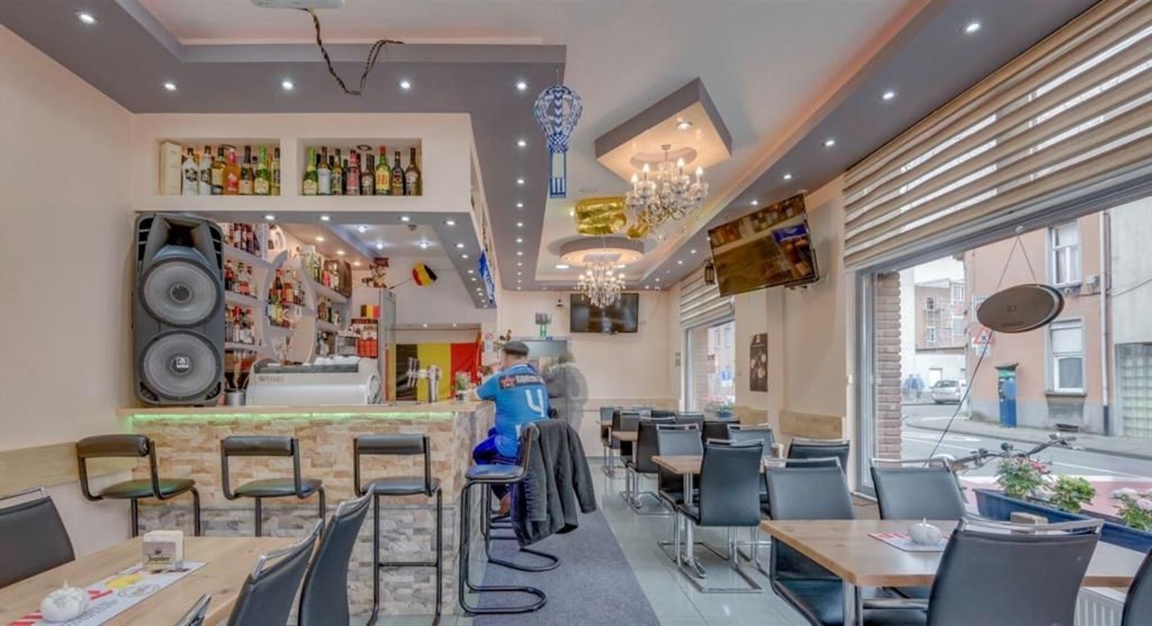 Goed gelegen café met uitgeruste keuken en ruim appartement met 4 slaapkamers. - foto 2