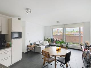 Dit appartement te huur in het centrum van Leuven geniet van een uitstekende ligging vlak bij het station en combineert comfort, licht en...