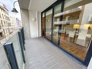 In het hart van de stad, op wandelafstand van de Zavel en het Rouppeplein, in de Nieuwlandstraat 52, gerieflijk en rolstoeltoegankelijk appartement...