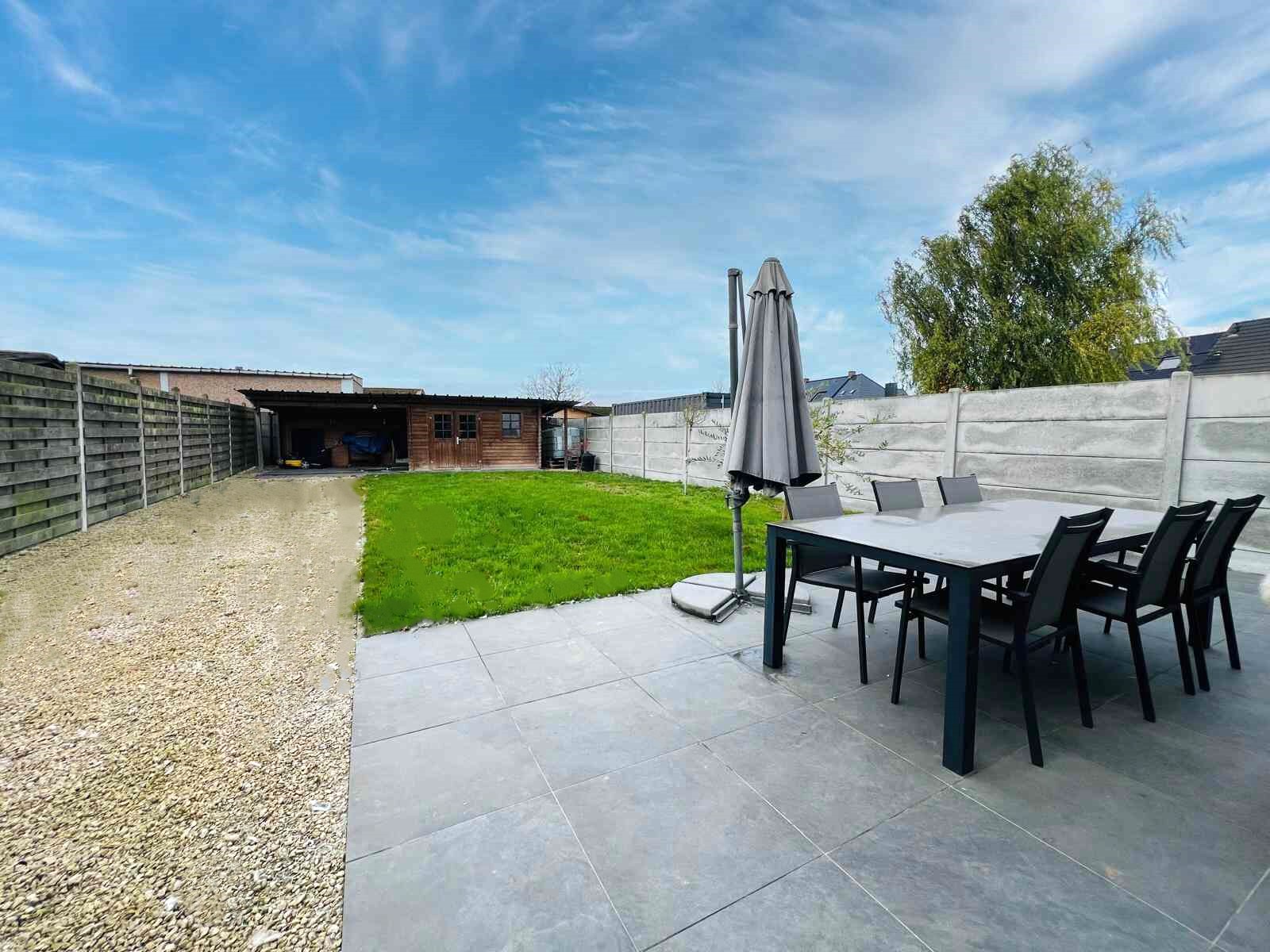 Deze instapklare halfopen woning uit 2014 ligt in een rustige en landelijke straat in Lierde. - foto 4