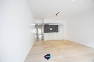 Ontdek dit instapklare appartement met 2 slaapkamers op de tweede verdieping van residentie Palace, ideaal gelegen in het bruisende centrum van Oostende. Dankzij de centrale ligging bevinden winkels, restaurants, openbaar vervoer en het strand zich op wandelafstand, wat zorgt voor een uitstekende combinatie van comfort en bereikbaarheid. Het appartement beschikt over een lichtrijke leefruimte met een aangename indeling. De open keuken is functioneel ingericht en sluit mooi aan op de leefruimte. Verder zijn er 2 ruime slaapkamers en een verzorgde badkamer aanwezig, waardoor u meteen kan genieten van uw nieuwe woonst zonder bijkomende werken. Als extra troef beschikt het appartement over een privatieve kelderberging, ideaal voor extra stockageruimte. Of u nu op zoek bent naar een vaste woonplaats, tweede verblijf aan zee of een interessante investering, dit appartement biedt heel wat mogelijkheden. Contacteer ons vandaag nog voor meer informatie of een bezoek ter plaatse.