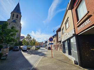 Handelseigendom bestaande uit een winkelruimte met bakkerij, woonst en tuin. De eigendom geniet een commerciële ligging in het centrum van Boortmeerbeek vlakbij scholen, openbaar vervoer en grotere appartementscomplexen. In de directe omgeving is er ruime parkeergelegenheid. Vg, Wg, Gmo, Gvkr, Gvv. EPC-label: D (geen renovatieverplichting). Oppervlakte : ± 9a 80ca. P en G-score: D.<br /><br />INDELING : <br />Onderaards : <br />Kelders onder voorbouw met verschillende hoogte.<br /><br />Gelijkvloers :<br />Winkelruimte, living/zitplaats, keuken (vaatwasmachine, roestvrije spoelbak met afdruipvlak, inductiekookplaat, dampkap, ijskast), sas (trap naar kelder en verdieping), berging (koelcel), zijbouw (diepvriescel), bergplaats (diepvriescel), vroegere bakkerij (koelinstallatie, luik stockagezolder, ovens bakkerij), wasplaats/stookplaats (stookketel anno 2012 met boiler, douchecabine, kitchenette, aanbouwkasten, aansluiting wasmachine en droogkast), bergplaats (bovengrondse stookolietank).<br /><br />Eerste verdieping :<br />Overloop, slaapkamer 1, slaapkamer 2, slaapkamer 3, badkamer (bubbelbad, lavabo op meubel, toilet, luik zolder).<br /><br />Dakverdieping :<br />Zolderruimte.<br /><br />Afzonderlijk :<br />Vijver, gemetst garagegebouw.<br /><br />AFWERKING :<br />- Vloer : keramische tegels, granito tegels, vinyl, cementtegels.<br />- Muren : betegeld, behangen, pvc planchetten, geschilderd metselwerk.<br />- Plafond : pvc planchetten, geschilderd pleisterwerk.<br /><br />DIVERSEN : <br />De winkelruimte is voorzien van een toog bekleed in graniet en elektrisch bestuurde raamdecoratie. Het buitenschrijnwerk van de winkelruimte is voorzien van glaspaneel verwarming. Airconditioning in de winkel, living en slaapkamer. Alarmsysteem met bewegingsmelders. Camerabewaking. Centrale verwarming op stookolie met convectoren.<br />Eventuele opmetingskosten zijn te laste van de koper.<br /><br />STEDENBOUWKUNDIG :<br />Stedenbouwkundige vergunning : ja<br />Stedenbouwkundige bestemming : woongebied<br />Geen rechterlijke herstelmaatregel of bestuurlijke maatregel opgelegd.<br />Voorkooprecht : nee<br />Verkavelingsvergunning : nee<br />P en G-score: D<br />Een klein deel van het perceel achteraan ligt in een risicozone voor overstromingen.<br />Erfdienstbaarheid aanwezig aan de rechterkant van het perceel.