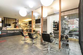 <strong>INDELING<br /></strong>Handelsruimte van 75m², momenteel ingericht als kapperszaak. Sas met 2 toiletten (m/v).<br />Refter/keuken voorzien van keukenblok met spoeltafel. Berging met brander van de CV en van de warmwaterbereiding.<br />2 opslagruimtes (<span>33m² &amp; 19m²)</span> <br /><br /><strong>BIJZONDERHEDEN<br /></strong>Centrale verwarming op aardgas. Houten schrijnwerk. Dubbele beglazing (vervangen in 2022).<br /><br /><strong>POSITIEVE ASPECTEN<br /></strong>Topligging in Turnhout met veel passage.<br />Voldoende parkeergelegenheid op wandelafstand.<br />Ideaal investeringsobject (momenteel verhuurd).<br /><br /><em>Momenteel is het eigendom verhuurd (handelshuur) en is er een kapperszaak gevestigd.</em>