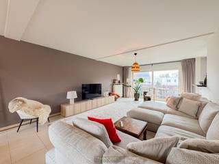 VERZORGD APPARTEMENTSGEBOUW bestaande uit 2 AFGEWERKTE WOONEENHEDEN, elk met EIGEN TERRAS en GARAGE. Deze eigendom combineert een UITSTEKENDE...