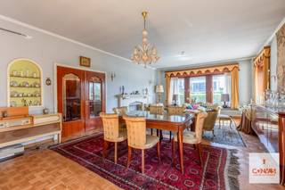 Op een uitstekende locatie in Gent bevindt zich deze <strong>karaktervolle villa</strong>, gelegen aan de Pintelaan 292. Deze eigendom biedt een <strong>uitzonderlijke kans</strong> voor wie op zoek is naar een woning met potentieel en ruimte om volledig naar eigen smaak te renoveren. Het leent zich bovendien uitstekend voor de uitoefening van een vrij beroep.<br /><br />Bij het betreden van de woning komt u terecht in een <strong>ruime inkomhal</strong> die toegang biedt tot een aparte bureauruimte en een gastentoilet. De <strong>lichtrijke leefruimte</strong> vormt het hart van de woning. De keuken beschikt over een praktische berging met toegang naar de tuin. Daarnaast is er een koele kelder aanwezig, perfect voor stockage of het bewaren van wijn en voeding. Op de eerste verdieping bevinden zich <strong>drie volwaardige slaapkamers</strong> en een badkamer. Daarnaast is er nog een kleinere kamer die als <strong>kinderkamer</strong> gebruikt kan worden. Verder beschikt de woning over een <strong>bijzonder ruime zolderverdieping</strong> die zich uitstrekt over de volledige oppervlakte van het huis. Deze biedt tal van mogelijkheden, zoals het creëren van extra kamers of zelfs een volwaardige bijkomende woonlaag.<br /><br />Buiten geniet u van een zeer <strong>grote en zonnige tuin</strong>, ideaal voor ontspanning, tuinliefhebbers of gezinnen. Bovendien is er een <strong>garage </strong>aanwezig, wat zorgt voor extra comfort en parkeermogelijkheden.<br /><br />Deze villa combineert een solide structuur met een unieke kans om een droomwoning te realiseren op maat van uw wensen. Dankzij de royale ruimtes en uitbreidingsmogelijkheden is dit een ideale investering voor wie visie en creativiteit wil samenbrengen.<br /><br />Bent u op zoek naar een renovatieproject met karakter en potentieel? Dan is deze woning beslist een bezoek waard. Contacteer Laura via <strong>0492 07 26 62</strong> om uw bezoek in te plannen.<br /><br />! Sommige GPS systemen geven de foute coördinaten door - best Waze of Google Maps gebruiken ! 