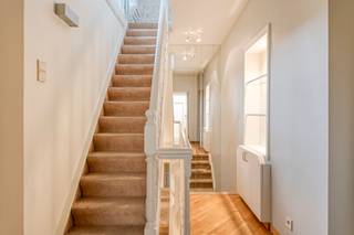 <p><strong>Instapklare handelsruimte/polyvalente ruimte met woonst in Desselgem</strong></p>
<p>Op zoek naar een ruime woning waar wonen en werken perfect samengaan? Deze instapklare eigendom van <strong>435 m²</strong> biedt vier volwaardige slaapkamers, een zonnige zuidgerichte tuin en een veelzijdige handels- of praktijkruimte. De woning werd in 2022 grondig vernieuwd met onder meer conforme elektriciteit, nieuwe ramen en volledige isolatie.</p>
<p><strong>Indeling</strong></p>
<ul><li><strong>Gelijkvloers:</strong> ruime handels- of kantoorruimte, lichtrijke leefruimte, eetplaats met open keuken, polyvalente ruimte, wasplaats, toilet, berging, zonnige tuin met overdekt terras en extra bergruimte.</li><li><strong>Eerste verdieping:</strong> vier ruime slaapkamers en een badkamer met bad, douche en dubbele lavabo.</li><li><strong>Tweede verdieping:</strong> zolder met extra bergruimte.</li></ul>
<p><strong>Troeven</strong></p>
<ul><li>
<p>Instapklaar voor handel of hobby</p>
</li><li>
<p>Vier slaapkamers</p>
</li><li>
<p>Zonnepanelen</p>
</li><li>
<p>EPC-label C</p>
</li><li>
<p>Zuidgerichte tuin</p>
</li><li>
<p>Centrale ligging</p>
</li><li>Ideaal voor zelfstandigen, vrije beroepen of wie wonen en werken wil combineren</li></ul>
<p><br /><br />Heeft u interesse in deze handelsruimte of extra ruimte bel dan naar Sofie Bossuyt op het nummer 0474 222 182.</p>