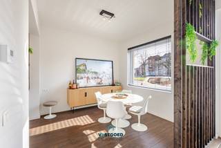 Gelegen nabij het centrum van Gent treffen we deze instapklare, volledig gerenoveerde woning aan.

De woning heeft de volgende indeling: lichtrijke leefruimte met volledig ingerichte keuken, apart gastentoilet en een wasplaats.
Op het tussenverdiep is er een badkamer met bad, lavabo en toilet en op de eerste verdieping vinden we de eerste slaapkamer en de woonkamer. Op verdieping 2 zijn er nog 2 ruime slaapkamers.
Verder is er nog een zeer ruime (droge) kelder en een deels overdekt terras.

Troeven: lichtrijk, bereikbaarheid, instapklaar (EPC B), volwaardige slaapkamers,...

Renovatieverplichting: neen.

Voor meer informatie of een bezoek kan u terecht bij Sander Dejonghe via sander@vastgoeddejonghe.be, Evy Dhondt via evy@vastgoeddejonghe.be of Inias Leten, Inias@vastgoeddejonghe.be

Alle dossierstukken kan u downloaden op onze website: www.vastgoeddejonghe.be