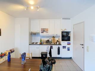 <p>Cet appartement prêt à emménager avec 1 chambre séduit par son agencement fonctionnel, sa terrasse et sa vue agréable sur la verdure. Il offre un cadre de vie confortable tout en proposant plusieurs atouts pratiques pour le quotidien, notamment une cave et une place de parking. Dès l'entrée, le hall d'entrée assure une transition agréable vers les différentes pièces de l'appartement. La pièce de vie constitue le cœur du logement. Elle accueille une cuisine ouverte qui s'intègre naturellement dans l'espace et crée une atmosphère conviviale, idéale pour combiner les moments de détente et les repas au quotidien. Depuis la pièce de vie, vous accédez à la terrasse, un espace extérieur agréable avec vue sur la verdure. Cette terrasse apporte une belle ouverture au logement et vous permet de profiter pleinement d'un peu d'espace extérieur. L'appartement dispose également d'une chambre et d'une salle de bains équipée d'une douche. L'agencement clair et pratique permet d'aménager facilement les espaces selon vos envies et de profiter rapidement d'un intérieur confortable. Une cave offre un espace de rangement supplémentaire pour vos affaires personnelles. La place de parking constitue également un avantage appréciable au quotidien. Avec un certificat énergétique C, cet appartement présente une base confortable pour une occupation immédiate. Ce bien conviendra à celles et ceux qui recherchent un appartement avec 1 chambre, terrasse avec vue sur la verdure, cuisine ouverte, cave et place de parking. Venez découvrir cet appartement prêt à emménager et imaginez votre futur cadre de vie.</p>
