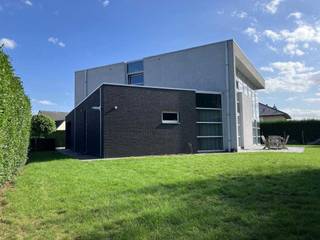 Deze instapklare architecturale villa geniet van een droomligging, in een doodlopende straat binnen een residentiële wijk vlakbij de...