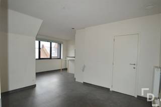 In het centrum van Poperinge vinden we dit recent gerenoveerde appartement op de tweede verdieping. Het ligt op wandelafstand van de Grote Markt en...