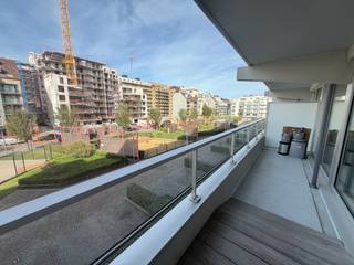 Dit aangename appartement vormt de ideale basis voor wie op zoek is naar een woning die volledig naar eigen smaak en wensen kan worden ingericht. Dankzij de praktische indeling en de beschikbare ruimte zijn er bovendien verschillende mogelijkheden om het appartement verder te optimaliseren, waaronder het creëren van een extra slaaphoek.<br />Het appartement beschikt momenteel over één volwaardige slaapkamer. De overige ruimtes bieden voldoende mogelijkheden om er een persoonlijk en comfortabel geheel van te maken. De reeds vernieuwde ramen zorgen bovendien voor een uitstekende energieprestatie, met een EPC-label B als resultaat.<br />Een bijkomende troef is de mogelijkheid om een garage aan te kopen in de naastgelegen residentie. Deze garage biedt niet alleen extra parkeergelegenheid en bergruimte, maar geeft eveneens toegang tot het gebouw, waardoor u vanuit de garage rechtstreeks naar het appartement kunt.<br />Een interessante opportuniteit voor wie op zoek is naar een appartement met een goede energieprestatie, een praktische basis en vooral de vrijheid om de inrichting volledig af te stemmen op de eigen wensen.