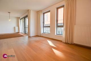 Zonnig appartement met 2 slaapkamers in hartje Boortmeerbeek Via de inkomhal, met gastentoilet en vestiaire, word je naar de open keuken en...