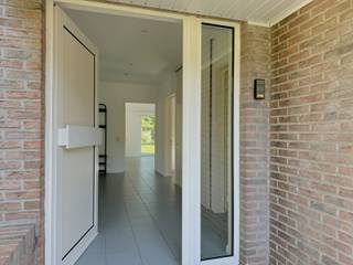 Rustig gelegen in een doodlopende straat, op wandelafstand van het centrum van Sint-Job-in-'t-Goor, bevindt zich deze verzorgde gelijkvloerse woning. Dankzij de rustige ligging en de nabijheid van winkels, scholen en openbaar vervoer geniet u hier van een ideale woonomgeving.<br /><br />Via de ruime inkomhal bereikt u alle vertrekken. De lichtrijke leefruimte met grote raampartijen loopt naadloos over in de open keuken. Verder beschikt de woning over een apart toilet, een kinderkamer, een ruime slaapkamer en een badkamer met ligbad en wastafel. De inpandige garage is uitgerust met alle nutsvoorzieningen en een elektrische boiler voor het warm water.<br /><br />De woning wordt verwarmd met elektrische vloerverwarming en verkeert in een originele, maar verzorgde staat. Bovendien is de woning aangepast voor mindervalide personen, wat zorgt voor extra comfort en toegankelijkheid. Met een energetische ingreep, zoals het plaatsen van zonnepanelen of het vervangen van het verwarmingssysteem, kan deze woning uitgroeien tot een comfortabele en energiezuinige thuis op een toplocatie.<br /><br />Een ideale opportuniteit voor starters, alleenstaanden, senioren of iedereen die gelijkvloers en rustig wil wonen.