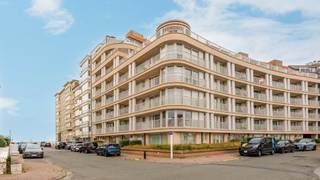 Un appartement lumineux avec vue latérale sur la mer et deux chambres à coucher de taille standard, situé au calme dans une rue adjacente à la digue de mer, à proximité du casino de Knokke-Heist. Cet appartement agréable et baigné de lumière se trouve au deuxième étage de la résidence de standing « Zeerobben ». Grâce à son emplacement idéal, vous profitez pleinement de la mer et de la plage tout en bénéficiant d'un cadre paisible. Agencement : Hall d'entrée avec W.C., un bel espace de vie ouvert et très lumineux, agrémenté d'une magnifique terrasse ensoleillée offrant une vue latérale sur la mer et d'une cuisine entièrement équipée. L'appartement comprend également un grand débarras avec coin buanderie, un couloir menant à l'espace nuit et deux chambres à coucher spacieuses à l'arrière, donnant sur une terrasse. Il dispose en outre d'une salle de bains confortable et d'une salle de douche séparée, pour un confort accru. L'immeuble met à disposition un vaste local à vélos commun ; il est également possible d'acquérir un garage fermé facile d'accès au sein de la résidence (90 000 €). Une opportunité exceptionnelle pour ceux qui recherchent un cadre de vie alliant calme, soleil, mer, plage et confort.