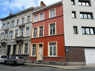 Gezellig appartement gelegen op de 1e verdieping (let op, geen lift!) met volgende indeling: leefruimte met veel lichtinval, geïnstalleerde keuken met aansluiting wasmachine, badkamer met toilet, douche en lavabo, slaapkamer aan voorzijde en één aan de achterzijde van het appartement. Geen buitenruimte. Perfect voor een koppel of alleenstaande, geen gezinnen. Contract drie jaar. Huurprijs 950 euro + 180 euro (verbruik EGW, brandverzekering, gemeenschappelijke kosten). Gelieve bij interesse uw gegevens achter te laten of te mailen.