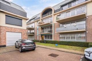 <p><strong>Ruim appartement op de eerste verdieping, rustig gelegen in Essen, op korte afstand van het station en het centrum. </strong>Dit appartement combineert een aangename woonomgeving met een vlotte bereikbaarheid en is ideaal voor wie comfortabel wil wonen in een rustige buurt, dichtbij alle voorzieningen.</p>
<p>Het appartement beschikt over een terras aan de voorzijde, twee slaapkamers, een praktische berging met aansluiting voor was- en droogmachine en een ondergrondse staanplaats.</p>
<p><strong>Indeling:<br /></strong>- Een inkomhal<br />- Een <strong>open en lichtrijke leefruimte</strong> met zit- en eetplaats<br />- Een <strong>ingerichte open keuken</strong> met voldoende kastruimte<br />- <strong>Twee volwaardige slaapkamers</strong><br />- Een <strong>badkamer </strong>met lavabo en ligbad<br />- Een <strong>berging/wasplaats</strong> met aansluiting voor wasmachine en droogkast<br />- Een <strong>terras </strong></p>
<p><strong>Bijzonderheden:<br /></strong>- Appartement gelegen op de eerste verdieping<br />- Terras aan de voorzijde<br />- Twee slaapkamers<br />- Ondergrondse staanplaats inbegrepen<br />- Rustige ligging in Essen<br />- Dichtbij station en centrum<br />- 100€ gemeenschappelijke kosten per maand</p>