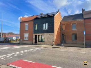 <p><span>Instapklare gerenoveerde stadswoning met 3 slaapkamers, 2 badkamers,<br />tuin en zonnepanelen</span><span><br /><br />Deze volledig gerenoveerde stadswoning biedt een perfecte combinatie van comfort, <br />ruimte en energiezuinig wonen, en is ideaal voor gezinnen of koppels die op zoek zijn <br />naar een instapklare woning in de stad.<br /><br />Bij het binnenkomen wordt u verwelkomd in een ruime en lichtrijke leefruimte met een <br />gezellig salon en een aansluitende eetkamer.<br /><br />Aansluitend bevindt zich de grote, volledig uitgeruste leefkeuken, die uitkijkt op <br />de zonnige tuin. De tuin is een echte troef en beschikt over een praktische tuinberging én <br />een achterpoortje dat toegang geeft tot een achterliggend steegje.<br /><br />Op de eerste verdieping vindt u twee volwaardige slaapkamers, waarvan één met een <br />ensuite badkamer. De tweede verdieping biedt een derde slaapkamer en een extra badkamer,<br />wat zorgt voor optimaal comfort en privacy. <br /><br />Verder beschikt de woning over een kelder, ideaal voor extra bergruimte.<br /><br />Extra troeven:</span></p><ul><li><span>Volledig gerenoveerde woning</span></li><li><span>EPC: C (geen renovatieplicht)</span></li><li><span>3 ruime slaapkamers</span></li><li><span>2 badkamers</span></li><li><span>Zonnige tuin met achteruitgang</span></li><li><span>Zonnepanelen (energiezuinig wonen)</span></li><li><span>Airconditioning aanwezig</span></li><li><span>Verwarming op gas</span></li><li><span>PVC ramen</span></li><li><span>Kelder aanwezig</span></li></ul><p><span><br />Kortom, een moderne en energiezuinige woning met alle comfort, gelegen op een <br />aantrekkelijke locatie.</span></p>