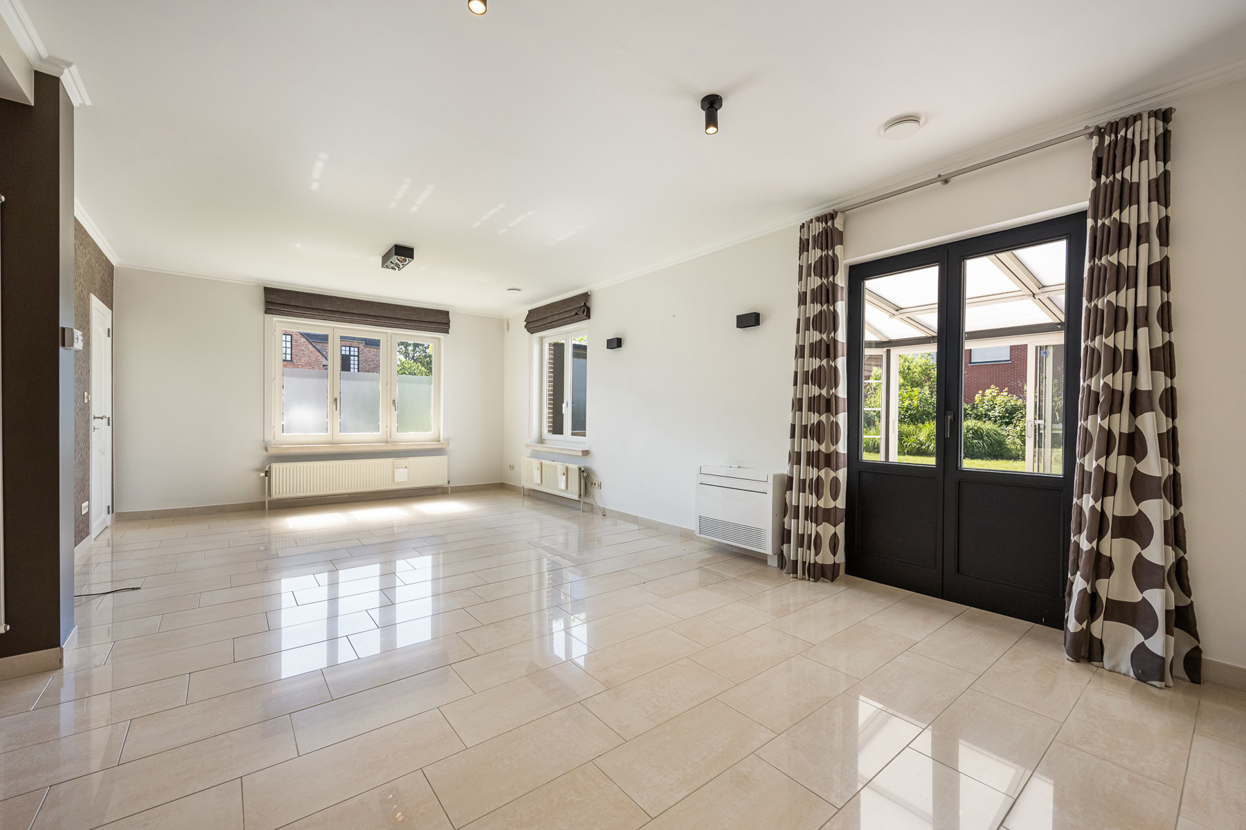 Gerenoveerde laagbouwwoning met grote opslagruimte op ca 1.374m² (mogelijkheid tot creëren van extra bouwgrond). - foto 4
