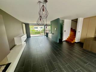 <p>Discover this light-filled ground floor apartment FOR RENT on a prime location in Oudenaarde.</p><p>With a large garage, comfortable living space and a pleasant piece of land on loan, you can enjoy the perfect combination of tranquility, nature and the proximity of the bustling city center.<br />This property enjoys on the ground floor an entrance hall, spacious garage and large storage room.<br />On the second floor you have a spacious, bright living room (fitted wardrobes!) followed by an open kitchen equipped with all comforts.<br />From the kitchen you can step out onto the terrace.<br />The house also includes a lower terrace with city garden + a piece of land next to the house on loan.<br />On the first floor you have a spacious double room and a second room. Furthermore, also the bathroom on this floor.</p><p>Curious about this property?<br />Request your visit via our website www.immodhondt.be </p>