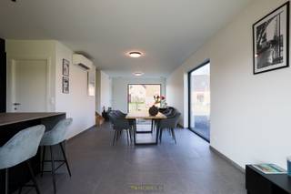 <strong>UITERST ENERGIE-EFFICIËNTE NIEUWBOUWWONING</strong> met luxueuze afwerking en <strong>UITZONDERLIJK LAAG E-PEIL (E-15)</strong>, gelegen aan de iconische Katteberg in Oudenaarde. Deze stijlvolle houtskeletbouwwoningen combineren <strong>TOEKOMSTGERICHT BOUWEN MET EEN HOOG WOONCOMFORT EN EEN INDRUKWEKKEND LAGE ENERGIEKOST</strong>. Dankzij het <strong>INNOVATIEVE BOUWPROCES</strong> geniet je van een instapklare woning van 144 m², voorzien van een duurzame warmteoplossing met <strong>LUCHT-LUCHT WARMTEPOMP, 14 ZONNEPANELEN EN EEN GEAVANCEERD D+ VENTILATIESYSTEEM MET WARMTERECUPERATIE</strong>. De <strong>HOUTSKELETSTRUCTUUR</strong> staat garant voor een <strong>UITMUNTENDE ISOLATIE</strong>, <strong>SNEL EN DROOG BOUWEN</strong>, een gezond binnenklimaat en een <strong>KLEINERE ECOLOGISCHE VOETAFDRUK</strong>. Elke woning beschikt over een lichtrijke leefruimte, een volledig uitgeruste <strong>DESIGNKEUKEN MET MIELE-TOESTELLEN</strong>, drie slaapkamers, een <strong>EXTRA BUREAU</strong> of berging en een badkamer met zowel bad als inloopdouche. Met een regenwatersysteem dat automatisch omschakelt en een <strong>SNELLE OPLEVERING</strong> ben je verzekerd van efficiënt wonen. Deze energiezuinige parels liggen op wandelafstand van het centrum van Oudenaarde, scholen, winkels en <strong>NATUURGEBIED BOS ’T ENAME</strong><br /><br />De weergegeven prijs is exclusief: registratierechten, BTW, tuinaanleg, verfwerken en privatieve aansluitingskosten.<br /><br />Adres: Katteberg 98-100-102 te Ename (Oudenaarde)