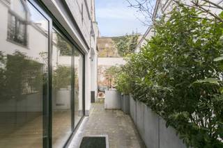 <p><strong>Bezoekaanvragen worden per mail behandeld. </strong></p>
<p>Achter de imposante gevel van deze 16de-eeuws geklasseerd gebouw, ontdek je dit trendy appartement met maar liefst 2 slaapkamers, gelegen in hartje Antwerpen tussen het Antwerpse Zuid en het Sint-Andrieskwartier.</p>
<p>Bij het binnenkomen word je meteen ondergedompeld in een unieke, Middeleeuwse sfeer die perfect evenaart aan de befaamde Vlaeykensgang dankzij de gemeenschappelijke hal en binnenkoer die werden belegd met authentieke steentjes.</p>
<p>Het appartement beschikt over een inkomhal met een gastentoilet volledig in marmer, een lichtrijke leefruimte met brede houten plancher vloeren en een prachtige open keuken met een werkblad in corian. Deze is voorzien van een keramische kookplaat, oven, ijskast met diepvriesvak, dampkap en vaatwasser.</p>
<p>De badkamer werd ondergedompeld in dezelfde marmer en heeft een ligbad, inloopdouche, sierradiator en een zwevend lavabomeubel met dubbele lavabo.</p>
<p>Een charmante stadstuin vervolledigt dit appartement.</p>
<p><strong>Geen co-housing, geen korte termijn verhuur.<br />Beschikbaar vanaf 1 september 2026.</strong></p>
<p><strong>Maandelijkse kosten: </strong>slechts € 25,00 (licht in de hal & schoonmaak gemene delen).</p>
<p>Technische gegevens: Alle nutsvoorzieningen CV (gas), elektriciteit en water zijn <strong>individueel</strong>. HR combiné warm water 24KW, dubbele beglazing met een houten omkadering. <strong>Fietsenstalling</strong> aanwezig.</p>