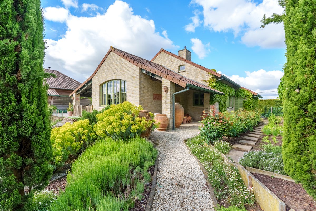 Alleenstaand huis te Meulebeke met prachtige tuin en vijver! - foto 4