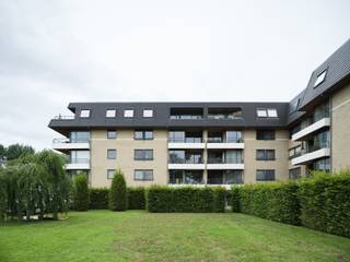 - Gelieve ons per mail (info@immo-cvh.be) te contacteren om uw bezichtiging in te plannen -
Dit verzorgd en lichtrijk gelijkvloers appartement, gelegen in de gegeerde Suzanne Lilarstraat te Gent, biedt een uitstekende combinatie van comfort, rust en een vlotte bereikbaarheid. De locatie is een absolute troef: in een aangename en residentiële omgeving, met winkels, scholen, openbaar vervoer (wandelafstand van het station Gent-Sint-Pieters) en belangrijke invalswegen binnen handbereik. Bovendien bevindt u zich op korte afstand van het bruisende stadscentrum van Gent, terwijl u thuis geniet van een rustige woonomgeving.
Het appartement, gebouwd in 2004 en steeds goed onderhouden, beschikt over een praktische indeling met een ruime leefruimte die geniet van veel natuurlijke lichtinval. Verder omvat het appartement een volledig uitgeruste keuken met aanpalende berging, twee volwaardige slaapkamers, een badkamer en een afzonderlijk toilet.
Een van de grootste pluspunten is de aangename buitenruimte. Via de leefruimte heeft u toegang tot een mooi aangelegd terras met aansluitend een privatieve tuin, georiënteerd op het zuidwesten. Hierdoor kunt u optimaal genieten van de zon. Daarnaast kunnen bewoners ook gebruikmaken van de gemeenschappelijke tuin, wat bijdraagt aan het groene en aangename karakter van de residentie.
Als extra troef beschikt het appartement over een private garagebox (100 euro) op de ondergrondse verdieping, wat zorgt voor extra comfort en voldoende bergruimte.
Kortom, dit instapklare appartement combineert een uitstekende ligging, een verzorgde afwerking, twee slaapkamers en aantrekkelijke buitenruimtes met het comfort van een eigen garagebox, waardoor het een ideale woonst vormt voor wie op zoek is naar rustig wonen in Gent.
(beschikbaar vanaf 1 juli ‘26 - maandelijkse kost 120 euro (syndicus & provisie water) - LT contract, starten met jaarcontract, domicilie verplicht)