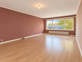 <p><span>Appartement prêt à emménager au premier étage, avec garage et place de stationnement, situé sur la Herentalsebaan à Borsbeek.</span></p><p><span> </span></p><p><span>Agencement : </span></p><ul><li><span>Hall d'entrée avec vestiaire et toilettes séparées</span></li><li><span>Grand salon lumineux avec de grandes baies vitrées</span></li><li><span>Cuisine séparée avec cuisinière à gaz </span></li><li><span>Débarras séparé avec branchements pour lave-linge et sèche-linge</span></li><li><span>Chambre 1 (12 m²) </span></li><li><span>Chambre 2 (12 m²)</span></li><li><span>Terrasse avec débarras (7 m²)</span></li><li><span>Salle de bains avec douche à l'italienne, sèche-serviettes et lavabo encastré</span></li></ul><p><span>  </span><span><br /> </span></p><p><span>Atouts</span></p><ul><li><span>Compteurs individuels pour l'eau, le gaz et l'électricité </span></li><li><span>Garage et place de parking inclus dans le loyer</span></li><li><span>Pas de charges communes </span></li><li><span>Disponible immédiatement </span></li></ul><p><span> </span></p><p><span>Cet appartement à louer à Borsbeek vous intéresse ? Vous recherchez un autre bien immobilier, un investissement ou vous souhaitez connaître la valeur de votre bien ? Alors vous êtes à la bonne adresse chez BOLT Immo ! Nous serons ravis de vous aider.</span></p><p><span> </span></p><p><span> </span></p>