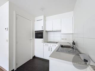 Op een boogscheut van de haven hebben we dit prachtig twee-slaapkamer appartement te koop. <br />Deze beschikt over een ruime woonkamer met klein balkon, en een aangrenzende keuken die van alle comfort voorzien is. <br /><br />Daarnaast heeft het appartement twee ruime slaapkamers, uitkijkend op een terras aan de achterkant, die voor veel rust en privacy zorgt. <br /><br />De badkamer is voorzien van een dubbele lavabo en bad. <br />Daarnaast hoort bij het appartement ook een ondergrondse autostaanplaats en 2 fietshaken. <br /><br />Mocht u vragen hebben, of u wenst een bezoek aarzel dan niet om ons te contacteren op het nummer : 050/62 50 80