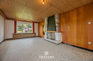 Voor meer info en foto’s, surf naar www.swevers.be – Op Tessenderlosesteenweg 172 in Paal vindt u deze open bebouwing uit 1963 op een ruim perceel van 800 m². De woning heeft een bewoonbare oppervlakte van 186 m² en biedt heel wat potentieel voor wie op zoek is naar een renovatieproject met ruimte, karakter en toekomstmogelijkheden.<br />Via de inkomhal komt u in de lichtrijke leefruimte van ongeveer 30 m², met plaats voor een gezellige zithoek en eetruimte. Aansluitend bevindt zich de keuken, die volledig naar eigen smaak vernieuwd kan worden. Op het gelijkvloers is er daarnaast een ruime polyvalente ruimte, ideaal als slaapkamer, bureau, hobbykamer, speelkamer of praktijkruimte. Verder zijn er een garage van 18 m² en een kelder van 10 m².<br />Op de eerste verdieping bevinden zich drie kamers van circa 15,40 m², 12 m² en 12 m². Deze kunnen flexibel ingericht worden als slaapkamers, dressing, bureau of hobbyruimte. Ook de badkamer bevindt zich op deze verdieping en kan volledig gerenoveerd worden. De zolder van ongeveer 20 m² is bereikbaar via een vaste trap en biedt extra mogelijkheden voor opslag of verdere afwerking.<br />De ruime tuin met noord-oostelijke oriëntatie biedt volop kansen om een aangename buitenruimte te creëren. De ligging is praktisch en vlot bereikbaar, met openbaar vervoer op 350 meter, scholen op 2 kilometer, de autosnelweg op 2,5 kilometer en de Paalse Plas op slechts 850 meter.<br />Een interessante kans voor wie een open bebouwing met veel potentieel zoekt in Paal.<br />Voor meer informatie, bel 011 255 155. Bron bewoonbare oppervlakte: EPC – verslag. Dit pand is onderworpen aan de renovatieverplichting van de Vlaamse overheid voor residentiële gebouwen (behoudens bij sloop binnen 5 jaar na de aankoop). Consulteer voor meer informatie de website van het Vlaams Energie- en Klimaatagentschap via https://www.vlaanderen.be/een-huis-of-appartement-kopen/renovatieverplichting-voor-residentiele-gebouwen.
