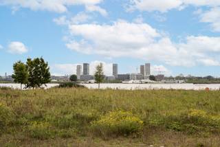 Een oase van rust, vlak bij de stad
Ruimte, licht en natuur komen samen in dit prachtige appartement van 160 m², met als absolute blikvanger een zuidgericht terras van maar liefst 34 m².** Een plek waar je thuiskomt, tot rust komt en volop geniet van het leven.
Binnen en buiten in harmonie
Het royale terras vormt een verlengstuk van de leefruimte. Stel je een lange tafel voor waar familie en vrienden samenkomen, een gezellige loungehoek tussen het groen en warme zomeravonden die eindeloos mogen duren. Dankzij de zuidelijke oriëntatie geniet je hier volop van de zon, tot de avond langzaam valt.
Ook binnen staat licht centraal. De grote raampartijen creëren een aangenaam ruimtegevoel en een warme, uitnodigende sfeer. De doordachte indeling en kwaliteitsvolle inbouwkasten combineren elegantie met praktisch wooncomfort. Bovendien kan eenvoudig extra slaapgelegenheid worden voorzien met een opklapbed, zonder permanent ruimte op te offeren.
Het beste van twee werelden
Hier woon je midden in het groen, met meer dan 500 hectare bos en natuur in de omgeving. Ideaal voor een ochtendwandeling, een sportieve fietstocht of gewoon even ontsnappen aan de dagelijkse drukte.
Tegelijk bevinden winkels en dagelijkse voorzieningen zich vlakbij en ligt de bruisende stad Antwerpen op een steenworp afstand. **De rust van de natuur en de levendigheid van de stad komen hier moeiteloos samen.
Comfort tot in de details
Ook op het vlak van comfort heeft dit appartement heel wat te bieden. De badkamer beschikt over zowel een ruime inloopdouche als een ligbad. Een warmtepomp zorgt voor energiezuinig verwarmen en koelen, afgestemd op hedendaags wooncomfort.
Verder beschikt het appartement over een praktische wasplaats/berging, een ondergrondse parkeerplaats en maar liefst twee kelderbergingen. Alles is aanwezig om zorgeloos en georganiseerd te wonen.
Van een rustig ontbijt op het terras tot lange avonden met vrienden. Van een wandeling door het groen tot een gezellige avond in de stad.
Dit is meer dan een appartement. Het is een plek waar ruimte, comfort en levenskwaliteit samenkomen. Een thuis om elke dag opnieuw van te genieten.
Staanplaats en 2 ruime bergingen verplicht mee aan te kopen voor 55.000 EUR