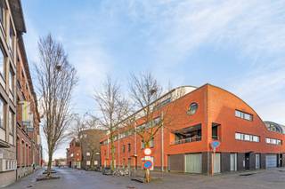 In het centrum van Sint-Niklaas hebben we deze leuke instapklare ruime penthouse ter beschikking op de 3e verdieping met lift. Ruime living...