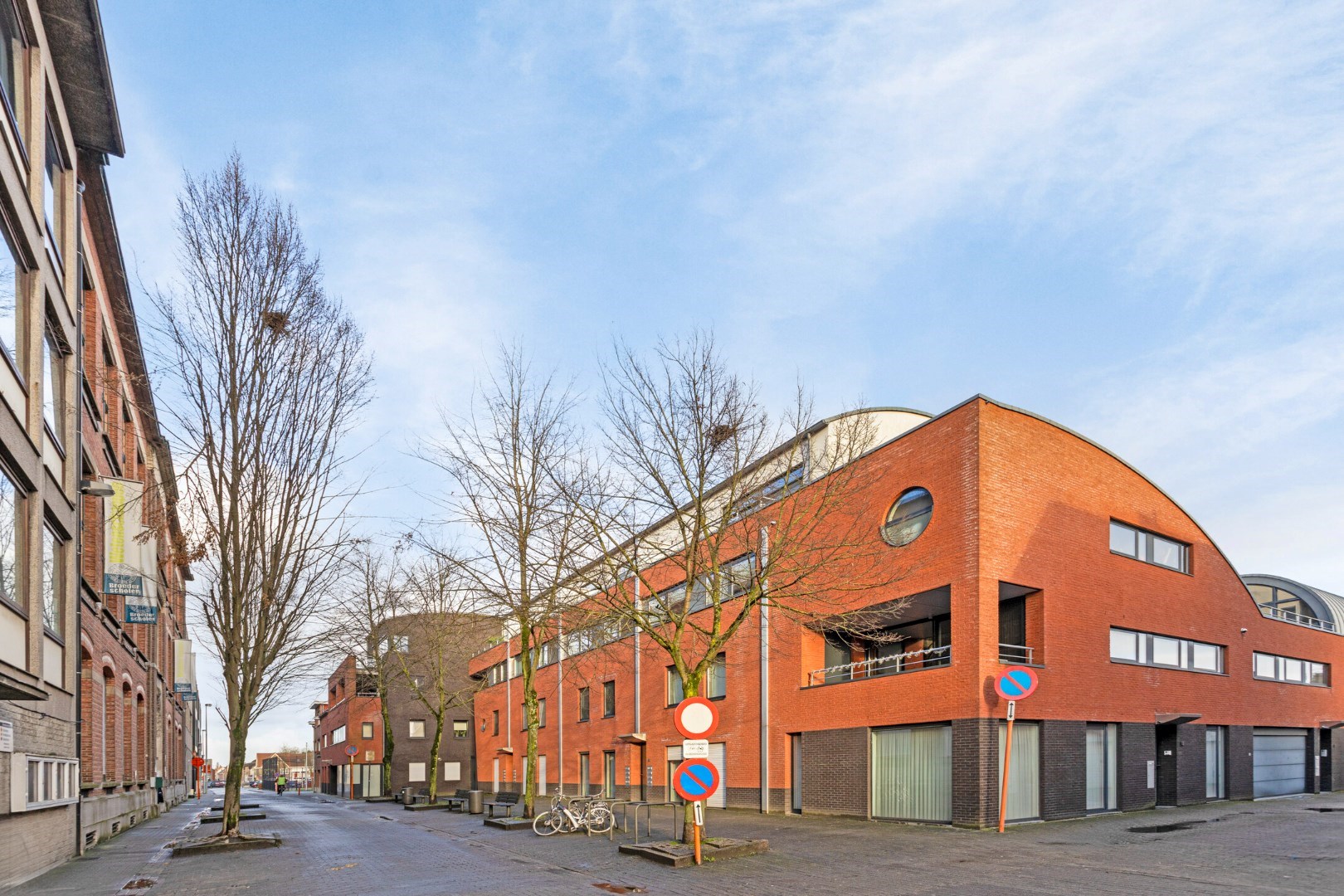 Gezellig en modern opgevat dakapp met 2 slpks en zonne - terras. INCLUSIEF GARAGEBOX EN KELDER!! - foto 3