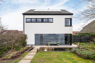 Deze instapklare woning is gelegen langsheen de Sint-Laureinsesteenweg op een steenworp van het dorp van Balgerhoeke.Dankzij de kwalitatieve...