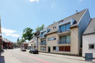 BEZOEKMOMENT zie : www.makelaarshuys.be Dit instapklare dakappartement is rustig gelegen nabij het centrum van Lovendegem, op de tweede verdieping van een kleinschalige residentie met lift. Achteraan het gebouw beschikt u bovendien over een privatieve garage, zodat u uw wagen steeds veilig kunt parkeren.<br /><br />Via de inkomhal bereikt u de praktische berging, het afzonderlijk gastentoilet en de lichtrijke leefruimte met open, volledig uitgeruste keuken. Vanuit de leefruimte heeft u toegang tot het aangename terras aan de voorzijde.<br /><br />Aan de achterzijde van het appartement bevinden zich twee volwaardige slaapkamers en een verzorgde badkamer, uitgerust met een douche en lavabo.<br /><br />niet te vergeten een zeer ruime zolderruimte voor opslag<br /><br />Het appartement verkeert in uitstekende staat van onderhoud en is perfect instapklaar<br /><br />Uitstekend gelegen nabij het dorpscentrum, met een vlotte verbinding naar het openbaar vervoer. Alle dagelijkse voorzieningen bevinden zich op wandelafstand, waaronder Okay, Delhaize, een bakker, apotheek, slager en andere buurtwinkels, waardoor u geniet van optimaal wooncomfort en alle faciliteiten binnen handbereik.