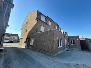 Appartementsgebouw met garages te koop met super rendement.Deze blok bestaat uit 7 appartementen en 5 garages. Elk appartement is apart verhuurd met...