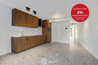 <h2><span>Energiezuinig en compleet appartement gelegen in de Burgemeester Bollenstraat 38 in Hasselt</span></h2>
Dit appartement te koop biedt alles wat je zoekt: comfort, duurzaamheid en een topligging. Het is gelegen vlak bij alle hotspots van Hasselt, met winkels, horeca en scholen op wandelafstand. Of je nu op zoek bent naar je eerste appartement in Hasselt, een nieuwe start of een slimme investering, hier woon je zorgeloos en in het centrum van Hasselt.<br /><br />Het appartement combineert een open, lichte leefruimte met een moderne open keuken met zicht op het tuintje. Verder geniet je van een slaapkamer met parketvloer, een nieuwe badkamer met inloopdouche en lavabo, een apart gastentoilet en vloerverwarming. Dit appartement, gelegen op het gelijkvloers biedt ook de mogelijkheid om een autostaanplaats bij te kopen.<br /><br />De combinatie van warmtepomp, zonnepanelen en vloerverwarming zorgt voor een EPC A, een laag energieverbruik en een hoog wooncomfort. Er is ook een wachtleiding voorzien voor het plaatsen van een laadpaal.<br /><br /><strong>Wat is er INBEGREPEN?</strong>

<ul>
	<li>Gemeenschappelijke fietsenberging</li>
	<li>Het appartement is professioneel geschilderd ter waarde van € 6.000</li>
	<li>Verlichting werd reeds geïnstalleerd ter waarde van € 1.500</li>
</ul>
<strong>Zin om dit appartement van dichtbij te ontdekken?</strong><br />Mail carine@optie-m.be of bel haar op 0478 41 58 70. Ze maakt graag tijd voor jou!<br /><br />*Prijs is exclusief kelderberging en aansluitkosten<br /><br />Wens je graag een gratis en vrijblijvende schatting van je woning? Contacteer ons gerust voor een afspraak.<br /><br />VG - WG -  GMO - GVKR - GVV
