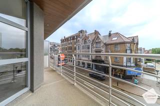 In een recent gebouw in het centrum van De Panne, op slechts 50 meter van het strand en vlak bij het openbaar vervoer, vindt u dit lichtrijke en energiezuinige appartement.<br /><br /><strong>Indeling: </strong>inkomhal, ruime zonnige woonkamer met terras, open ingerichte keuken, twee slaapkamers, badkamer met bad en douchekop en enkele wastafel, apart toilet en praktische berging.<br /><br /><strong>Kelderverdieping:</strong> privatieve kelder en ruime gemeenschappelijke fietsenberging. Mogelijkheid tot het huren van een parkeerplaats.<br /><br /><strong>Troeven: </strong><br /><br />Een ideaal appartement voor wie comfort, ligging en duurzaamheid wil combineren.<br /><br />📞 Maak vandaag nog een afspraak voor een bezichtiging en laat u overtuigen door dit unieke aanbod!