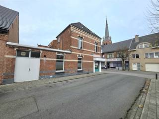 <p>Ontdek dit centraal gelegen handelspand met duplex-appartement  op wandelafstand van de Zeshoek, Station, kortom het centrum. Deze veelzijdige eigendom omvat een instapklare handelsruimte van ongeveer 100 m² met airconditioning, koelcel, apart toilet, keuken/wasplaats, zij-ingang, berging, traphal en een ruime kelder. <br />Op de bovenverdiepingen bevindt zich een ruim duplex-appartement van 107 m² met een overloop, luchtige woonkamer, volledig uitgeruste keuken en een badkamer met ligbad, douche, toilet en dubbele wastafel. Er is een plat dak dat eventueel als dakterras zou kunnen worden genuttigd.<br />De tweede verdieping biedt twee comfortabele slaapkamers (25 m² en 13 m²), perfect voor wie graag ruim en praktisch woont.<br />Het dak werd vernieuwd. CV op gas.</p><p>Extra troef: dit pand biedt de mogelijkheid om om te bouwen tot appartementen, wat het bijzonder interessant maakt voor projectontwikkelaars of investeerders die potentieel zien in residentiële herontwikkeling. Meer informatie over deze invulling is beschikbaar op kantoor.</p><p>Ingeval te gebruiken als privé-woning dien je een functiewijziging te bekomen, deze is niet vergunningsplichtig en kan dus éénvoudig worden verkregen. De gevel dient zelfs niet te worden aangepast.</p><p>Dankzij de uitstekende ligging op wandelafstand van winkels, openbaar vervoer en het centrum, is deze eigendom een unieke kans voor wie wil investeren in wonen, werken of herontwikkeling.</p><p>EPC label F, maar de bewijzen van de isolatie zijn er niet allemaal en dus in de praktijk valt het juist erg mee.</p><p>Infoplicht: Vg, Wg, Gmo,  Gvkr, Gvv,  P-score:  B,  G-score: B. Dit is geen aanbod, alle informatie is onder voorbehoud van materiële vergissingen en/of wijzigingen. De vermelde oppervlaktes zijn louter indicatief.</p>