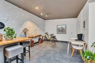 Voor meer info of een bezoek, bel 053 59 49 32 - Dit commercieel gelijkvloers van 144m² biedt een aantrekkelijke en veelzijdige ruimte...