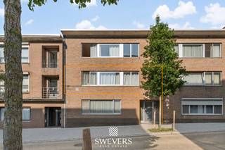 Voor meer info en foto’s, surf naar www.swevers.be – dit appartement op de eerste verdieping aan de Graaf van Loonstraat 17 bus 4 in Beringen biedt 99 m² bewoonbare oppervlakte en vormt een interessante kans voor wie graag zelf de afwerking bepaalt. Het appartement dateert van 1974 en bevindt zich in op te frissen staat, waardoor je het volledig naar eigen smaak kan moderniseren. De praktische indeling omvat een inkomhal, een lichtrijke leefruimte van 30,70 m² met plaats voor een zit- en eethoek, een afzonderlijke keuken, twee slaapkamers van 18,56 m² en 10,79 m², een badkamer en een berging met cv-installatie. Het terras van 3,5 m² biedt extra buitenruimte om rustig te genieten. Bovendien beschikt het appartement over een garage, ideaal als parkeerplaats of extra bergruimte. De centrale ligging is een extra troef. Openbaar vervoer bevindt zich op slechts 66 meter, scholen op ongeveer 500 meter en winkels, restaurants en ontspanning op circa 300 meter. Ook de op- en afritten van de snelweg bereik je vlot op ongeveer 4,5 kilometer. Dankzij de ruime indeling, twee volwaardige slaapkamers, het terras en de garage vormt dit appartement een uitstekende basis voor wie op zoek is naar een comfortabele woonst met renovatiepotentieel op een goed bereikbare locatie in Beringen. Voor meer informatie, bel 011 255 155. Bron bewoonbare oppervlakte: EPC – verslag.