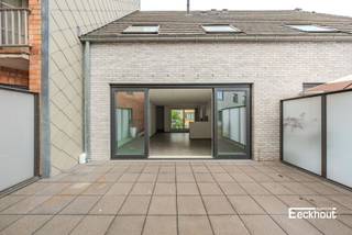Dit ruime (122m²), instapklare triplexappartement met private ingang is gunstig gelegen, nabij winkels, invalswegen en op fietsafstand van het strand en het centrum!<br />Indeling: <br />- gelijkvloers: private inkomdeur neer inkomhal, apart toilet en berging met aansluiting voor wasmachine;<br />- eerste verdieping: lichtrijke woonplaats bestaande uit zit- en eethoek, open keuken voorzien van alle toestellen, terras aan de voorgevel en zeer groot zonneterras aan de achtergevel;<br />- tweede verdieping: 3 grote slaapkamers, badkamer met lavabomeubel, ligbad en douche;<br />- zeer grote zolderruimte<br />Het appartement is asbestvrij, energiezuinig en de elektrische installatie is conform!<br />Er is een gemeenschappelijke fietsenberging in het gebouw.<br />Door de aparte ingang heb je het gevoel dat je in een huis woont!<br />Kom nu de vele troeven van dit appartement ontdekken en boek snel je afspraak!
