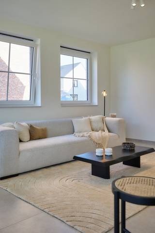 Op een steenworp van het centrum van Wingene ontwikkelt Hectaar een alleenstaande nieuwbouwwoning. De woning is uitgerust met een lucht-water warmtepomp, wat resulteert in een aanzienlijk lagere energierekening en een duurzame woonomgeving. Bovendien biedt Hectaar u de vrijheid om de afwerking volledig naar eigen smaak te personaliseren via onze partnerleveranciers. Zo creëert u een thuis die perfect aansluit bij uw wensen.<br /><br />De woning wordt gebouwd op een perceel van 872,24m² en biedt een bewoonbare oppervlakte van 154,43m². Dankzij de doordachte indeling, grote ruimtes en lichtrijke leefomgeving geniet u hier van maximaal wooncomfort. <br /><br /><strong>Extra troeven: </strong>
<ul>
<li>Op een steenworp van het centrum;</li>
<li>Inclusief aanpalend agrarisch gebied (427m²);</li>
<li>Vloerverwarming in combinatie met lucht-water warmtepomp; </li>
<li>3 volwaardige slaapkamers;</li>
<li>Inpandige garage;</li>
<li>Zonnig tuin, voorzien van omheining.</li>
</ul>
Graag meer informatie?<br />Neem contact met ons op voor meer informatie of plan een afspraak in op ons kantoor te Roeselare.