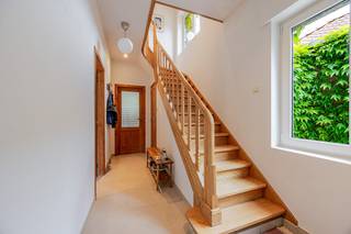 LICHTRIJKE HALF-OPEN WONING in de aangename Bloemenstraat, op wandelafstand van Brugge en het station. De KARAKTERVOLLE SFEER in deze...