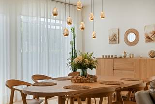 Deze aangename woning is zeer goed onderhouden en biedt zowel ruimte voor een gezin, als werk/opbergruimte voor een zelfstandig ondernemer als plaats voor het houden van kantoor/praktijkruimte. De woning is centraal gelegen nabij centrum Gierle, alsook groen.<br /><br />Gelijkvloers:<br />De woning betreden we via een ruime en lichte inkomhal met praktische vestiaire en gastentoilet. Van hieruit heeft u toegang tot een aparte kamer die perfect dienst kan doen als bureau/praktijkruimte of extra slaapkamer op de gelijkvloerse verdieping.<br /><br />Vanuit de inkomhal lopen we door naar de zeer aangename leefruimte. Door het gebruik van de een warme parket en grote raampartijen is het hier zeer lichtrijk maar toch gezellig zitten. De leefruimte vloeit mooi over in de open keuken, wat zorgt voor een gevoel van ruimte en verbondenheid.<br />De keuken is volledig uitgerust met moderne toestellen. Daarnaast is er voldoende kastruimte en een aangename ontbijthoek en heeft u hier een leuk zicht op de groene tuin.<br />Aansluitend bevinden er zich een praktische berging en wasplaats, voorzien van ingemaakte kasten en een wastafel..<br /><br />Verdieping:<br />Op de eerste verdieping bevinden er zich drie volwaardige slaapkamers en een ruime badkamer. met badkamermeubel, stijlvol ligbad en voorzieningen voor een douche.<br />De master bedroom is zeer ruim opgezet en biedt een eigen dressing. Hier is het eventueel ook mogelijk een extra slaapkamer te creëren. De twee andere slaapkamers beschikken over ingebouwde kasten; één ervan is bovendien voorzien van een bureau.<br /><br />Buitenruimte:<br />De woning staat op een ruim perceel van 1.964m², met een groot terras waar je in alle rust kunt genieten van het buitenleven. <br /><br />Een bijkomend pluspunt is de grote garage van 63 m², met plaats voor vier auto's. Daarnaast is er nog een aparte berging van 19,7 m² – ideaal voor een zelfstandig ondernemer of iemand die extra ruimte voor hobby's nodig heeft. <br /><br />Bijzonderheden:<br />- 36 zonnepanelen met groenestroomcertificaten tot 2032 (EPC B)<br />- Zeer ruime aparte garage <br />- Vernieuwde gasketel<br />- Elektrische installatie is volledig conform